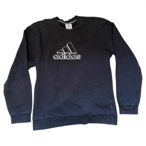 Vintage Adidas sweatshirt i storlek M. Inga defekter.