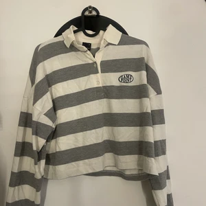 strl M - Säljer en jätte fin randig tröja, säljer pga inte min still löngre! Använd fåtal gånger