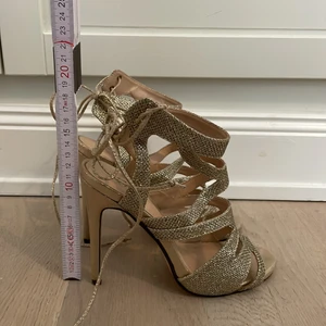 Klackar i guld - Festliga klackar med smal klack i guldfärg. Storlek 37.