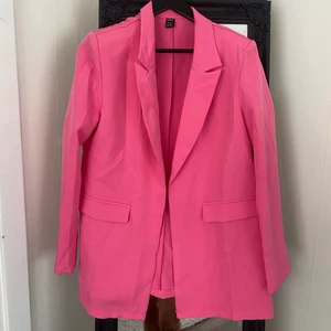 Rosa Kavaj - Säljer denna fina rosa kavaj, u storlek L för en oversized fit. Jag är normalt en S men valde en större storlek för att få den lite större. Frakt betalas av köparen