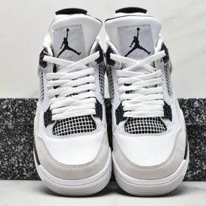 Air jordan 4 militery black  - Tja säljer mina jordans som är använda 2 gånger bara. 10/10 skick Storlek 43 Mötas Helsingborg eller frakt via postnord 