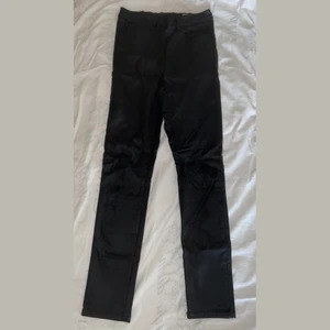 Byxor i skinnimitation - ”Skinnbyxor” från BikBok i stl S med dragkedja bak. Supersköna! Använt skick därav billigt pris. 30kr+frakt.🥰