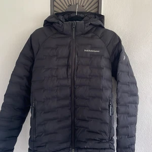 Peakperformence jacka - Svart peakperformence jacka i fint skick använd bara några gånger💘