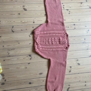 Stickad tröja från H&M  - En stickad tröja som är lite tung när man har på sig den men väldigt mysig och väldigt fin