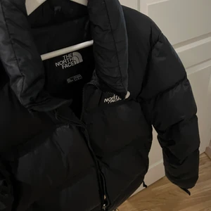 The North Face jacka - North face jacka i man modell storlek S men passar likabra till tjejer då den är unisex. 