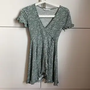 Jättefin grön blommig klänning från Pull&Bear Storlek XS Frakt tillkommer