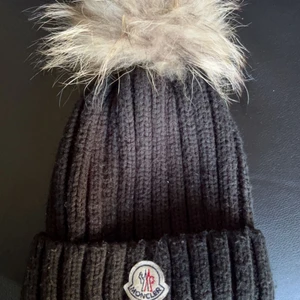 Moncler mössa, dam - Jättefin moncler mössa och använt fåtal gånger. Pris kan diskuteras🤝