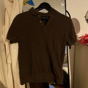 Mörkbrun Piké - Snygg mörkbrun piké med färgade knappar från Grand Frank knit collection storlek small, herrstorlek