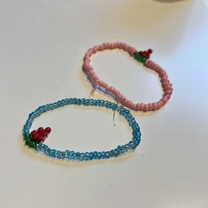 Armband cirka 16/17 cm armstolek  - Frakt 14 kr  Aldrig använt  4 kr st 