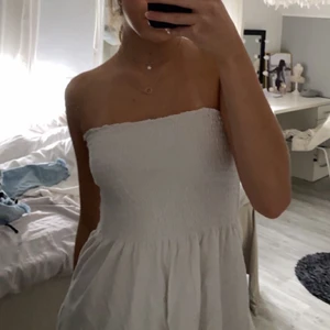 Linne - Jättefin volang linne som man kan använda som kjol om man vill, storlek 42 men passar utmärkt på mig som är xs!❤️