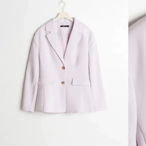 Ginatrcot kavaj pastel - Säljer ett helt set med kavaj och byxor i pastel lila. Hela setet säljs för 600kr. Har använt det 2 gånger. 