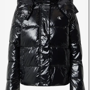 Vinter jacka - Säljer min jättefina och jättesköna vinterjacka från Calvin Klein, användes bara i december 2021 Äkta   Köp direkt för 1400❣️  HÖGSTA BUD: 1500