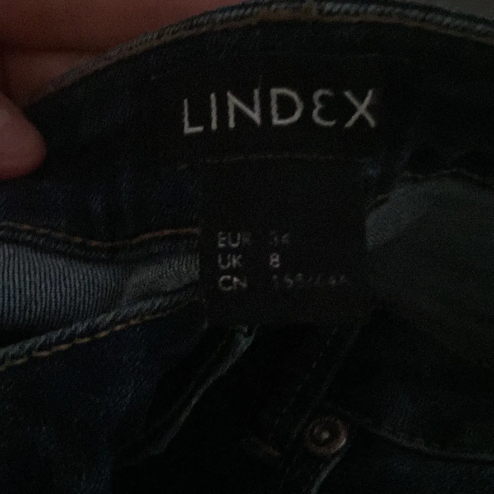 Säljer några lågmijade jeans från Lindex har används ca 5 gånger . Jeans & Byxor.