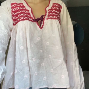 odd molly blus - säljer min ljus rosa/beiga Odd Molly blus 💓Svaga detaljer av blommor på den. det står att blusen är i stlk L men passar lätt för en s!!! oanvänd 💓