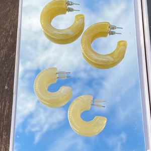 Örhängen, gul - Säljer två par sjukt snygga höstliga 60/70-tals inspererade örhängen. 39kr styck +frakt eller båda för 70kr!🍂🍁☀️