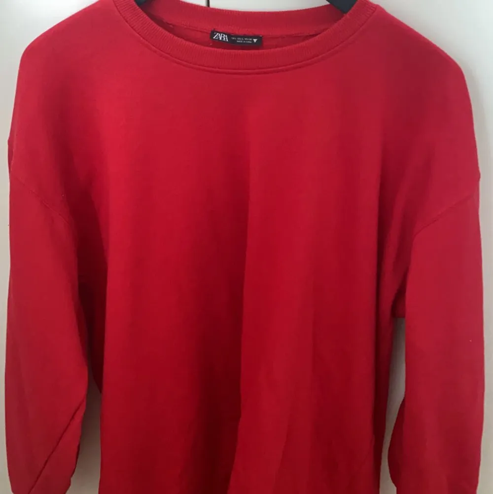 Röd sweatshirt från Zara, använd en gång. Den är i väldigt bra skick. Säljer pågrund av att jag inte använder den.❤️❤️. Tröjor & Koftor.
