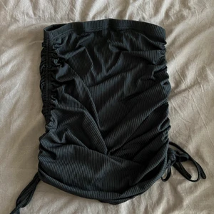 Svart kjol  - Svart kjol med ”dragspel” längs sidorna och snörning i storlek M🖤 från shein  70kr+frakt 