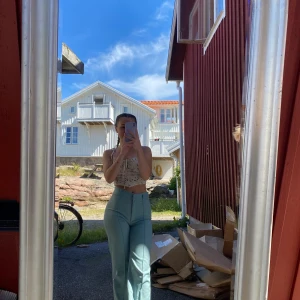 Kostymbyxor - Säljer mina favorit byxor genom tiderna. Sitter som en smäck! Framhäver kurvorna och har en sån fin passform. Säljer dom då jag köpt ett par nya i samma färg. En liten söm har gått upp (kan skicka bild). Jag är 160cm och väger 55kg Storlek 34 längd 30