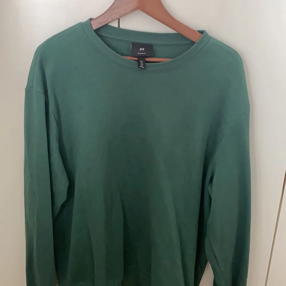 Snygg mörkgrön sweatshirt från H&M, använd en gång. Den är i väldigt bra skick. Säljer pågrund av att jag aldrig använder den.💗💗. Tröjor & Koftor.