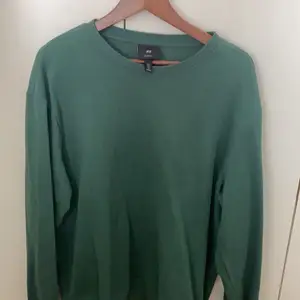 Snygg mörkgrön sweatshirt från H&M, använd en gång. Den är i väldigt bra skick. Säljer pågrund av att jag aldrig använder den.💗💗