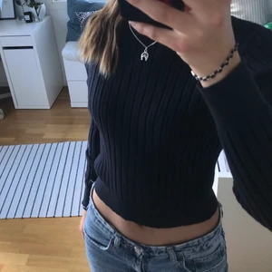 Tröja - TRYCK INTE PÅ KÖP DIREKT! Superskön ribbad tröja från zara. Perfekt nu till hösten. Använd men fortfarande fint skick. Köpt på barnavdelningen men passar mig som oftast bär S💕🫶🏼