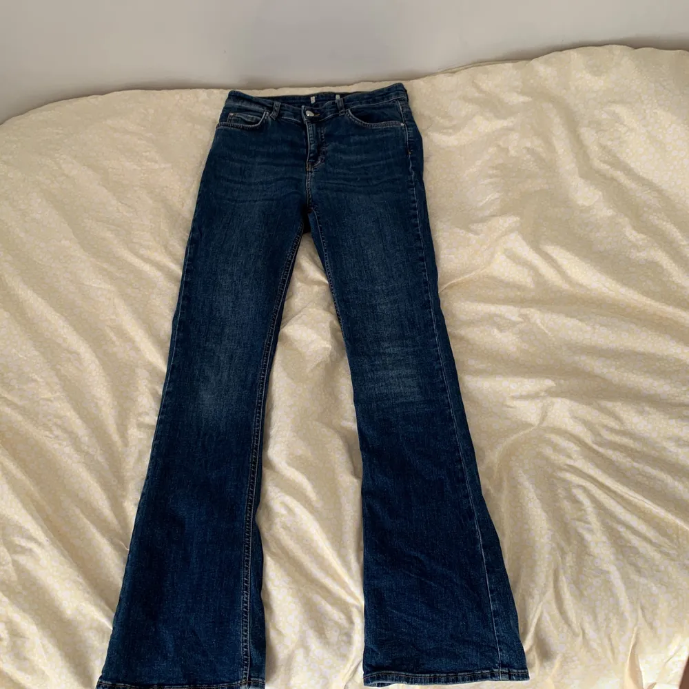 Mörkblåa bootcut jeans från Gina tricot. Storlekslappen är borta men är bra längd på mig dom är 173.  Använda men i bra skick, liten defekt längst ner på ena benet (bild 3). och en tråd som hänger ut från ena bakfickan (bild 2) som enkelt går att lösa! 💕. Jeans & Byxor.