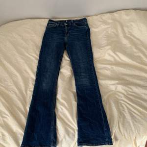 Mörkblåa bootcut jeans från Gina tricot. Storlekslappen är borta men är bra längd på mig dom är 173.  Använda men i bra skick, liten defekt längst ner på ena benet (bild 3). och en tråd som hänger ut från ena bakfickan (bild 2) som enkelt går att lösa! 💕
