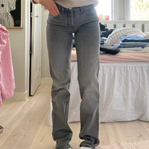 Säljer dessa lågmidjade jeans från zara!!! De är knappt använda då de är för långa för mig ❤️   Jag är 160 och bär oftast 32/34, xs och w25🤍  BUD ÄR BINDANDE!!!  