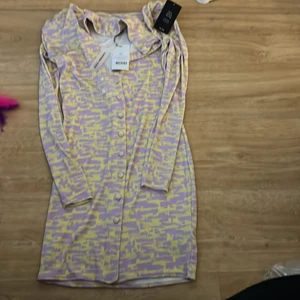 Långärmad klänning - Säljer helt ny långärmad klänning från NA-KD lappar kvar extra knapp ingår!