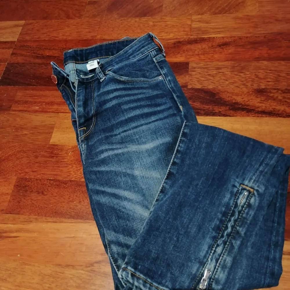 Säljer dessa mörka lowrise jeans då de är lite för smala på mig. . Jeans & Byxor.