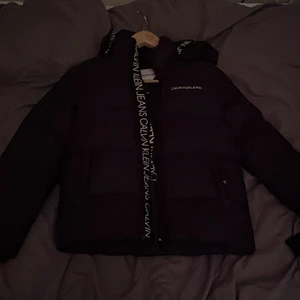 Jacka 🖤 - Helt ny! ❤️ säljer för att skickades fel strl från calvin klein jeans köpt för 2100kr ❤️ står ej för postens slarv ❤️😻