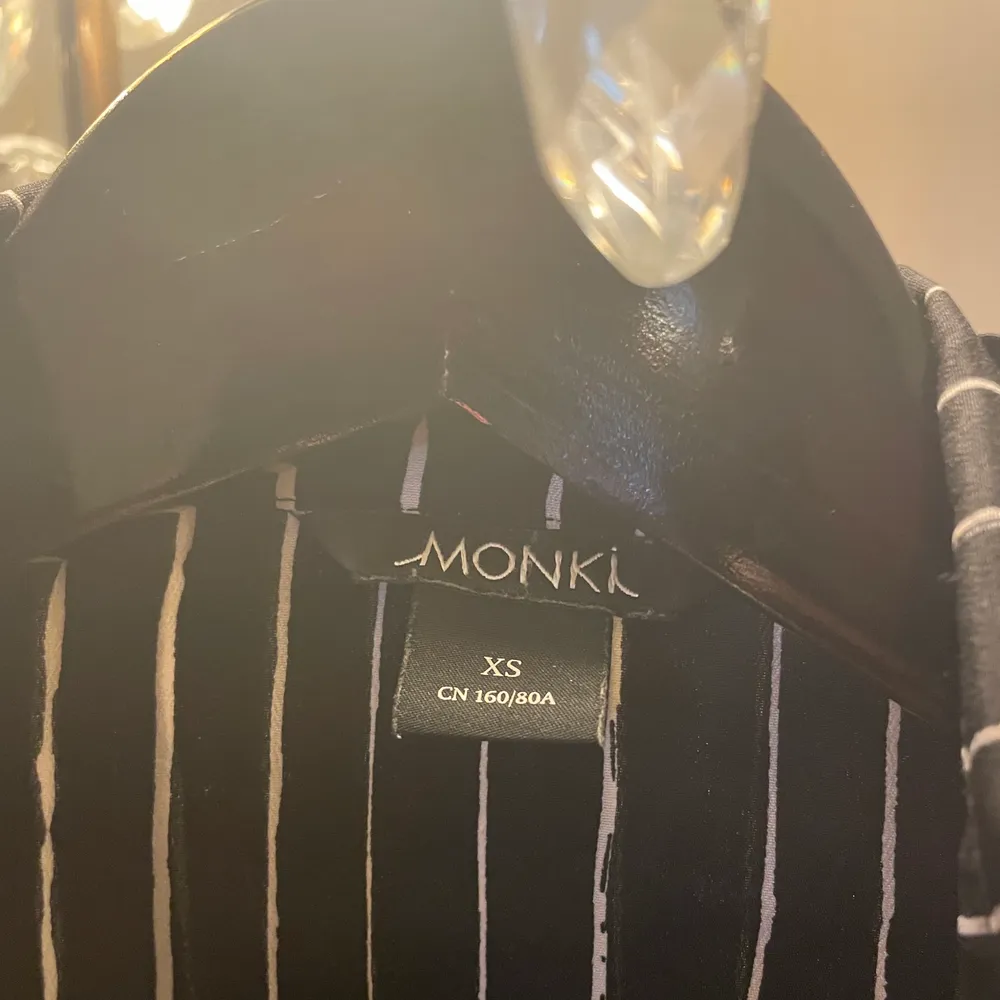 Snygg randig skjorta från Monki XS i svart/vit. Skulle även passa storlek S Skön och luftig men kommer ej till användning längre! Använde mycket förr men den är i mycket gott skick . Skjortor.