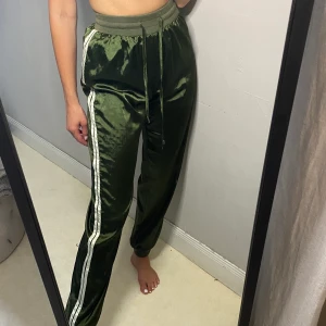 Coola byxor  - Supercoola aldrig använda från Pretty little thing. Inga fickor. 🤍🔎 Kika gärna mina andra annonser, rensat ut halva garderoben ⭐️ 5/5 i omdöme ⭐️ Få paket-pris💖