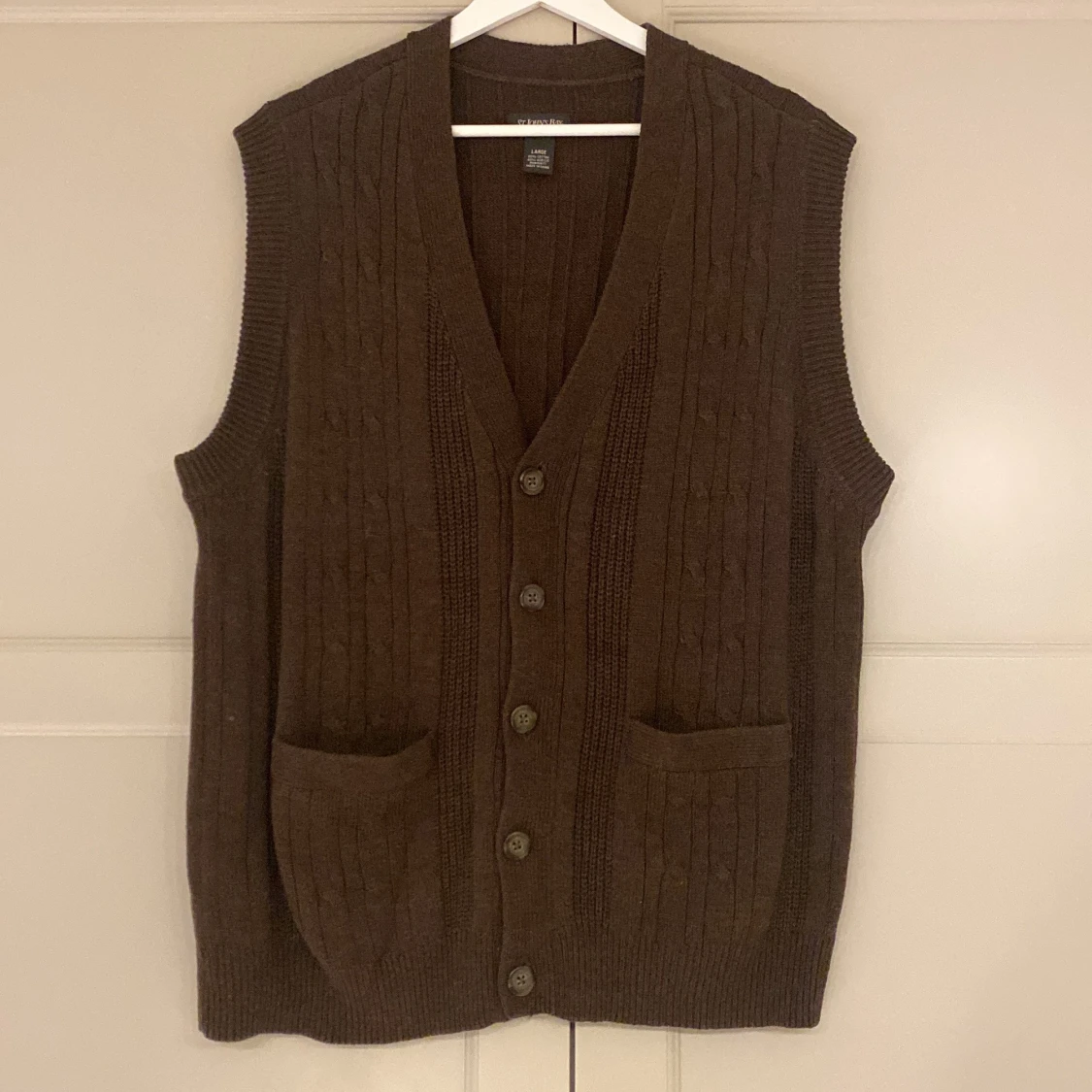 Brun stickad väst