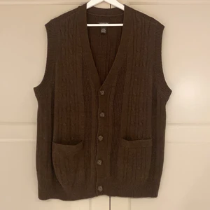 Brun stickad väst - En trevligt stickad väst i storlek L. Väldigt bra skick och kvalité av St. John’s Bay.