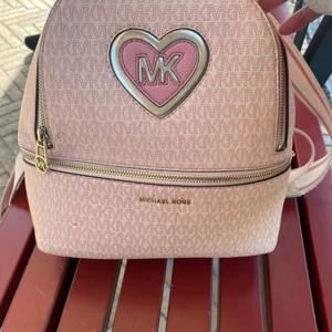 Michael Kors Ryggsäck - Säljer min några gånger använda michael kors ryggsäck då jag egentligen köpte send för att ha den till skolan men min dator får ej plats i väskan så jag måste köpa en ny. Jag betalar inte för frakt. 