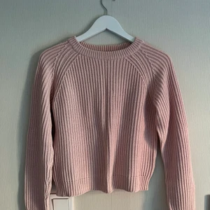 Stickad tröja - Ljusrosa stickad tröja från H&M. Använd ett fåtal gånger så är i mycket fint skick.