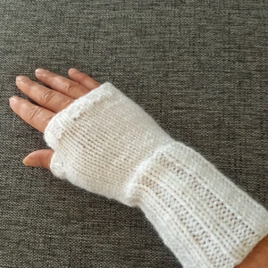 Nya vita, långa torgvantar stl S/M - Nu finns ett par av de populära vita torgvantarna tillgängliga! Dessa är extra långa. Stickade i ett garn som är varmt och skönt, men inte stickigt. Kan tvättas i 40 grader. Pris 130 kr inkl. frakt som vanligt brev. Lite dyrare vid spårbar frakt.