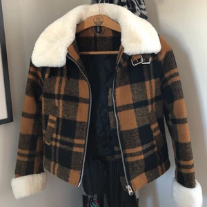 Jacka  - Jacka i bra skick! Den är lite mer orange i verkligheten än vad som framgår på bilden. Strl S