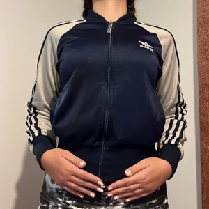 Adidas - Adidas kofta använd 3 gånger, inte kommit till något nytta mer storlek 38/S/xs