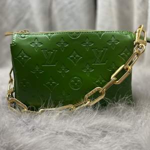 Louis Vuitton grön väska, axelrem ingår. Aldrig använd, KOPIA.