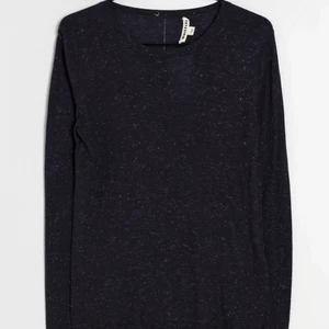 🌸Mörk blå glittrig tröja 🌸 - 🤩En mörkblå glittrig tröja i fint skick för ett billigt pris 🤩 ( inga hål eller fläckar)   💖Storleken står inte men är lite trång vid armarna för mig som har storlek S💖  (Frakt ingår inte i priset) 