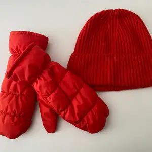 Jätte fina handskar och mössa i en röd färg som är väldigt lite använd