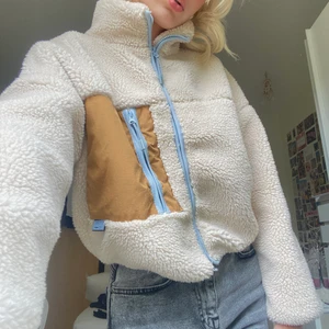 Teddy jacka - Säljer min snygga teddy jacka från Pull & bear!  Den är varm och mysig, perfekt nu till hösten😌 Bara använd ett fåtal gånger! (Vid högt intresse blir det budgivning)