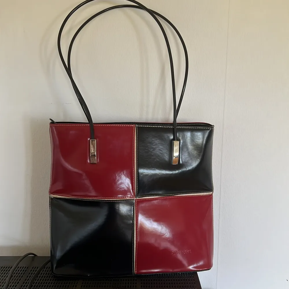 Retro handväska i svart och röd från ett märke som heter fortune. 120kr plus frakt. Kan även mötas upp i Ulricehamn och eventuellt Borås. Pris går att diskutera . Väskor.