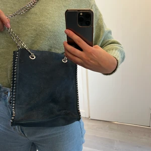 Mocka väska - Mocka väska i blå färg, köpt på Zara för några år sedan. Använd men i fint skick.   Köparen står för frakten. 