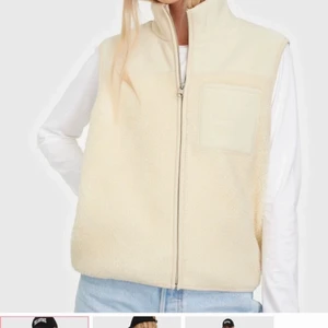 Teddyväst  - Jättefin och supermysig teddyväst från Nelly. Nästan helt ny. 