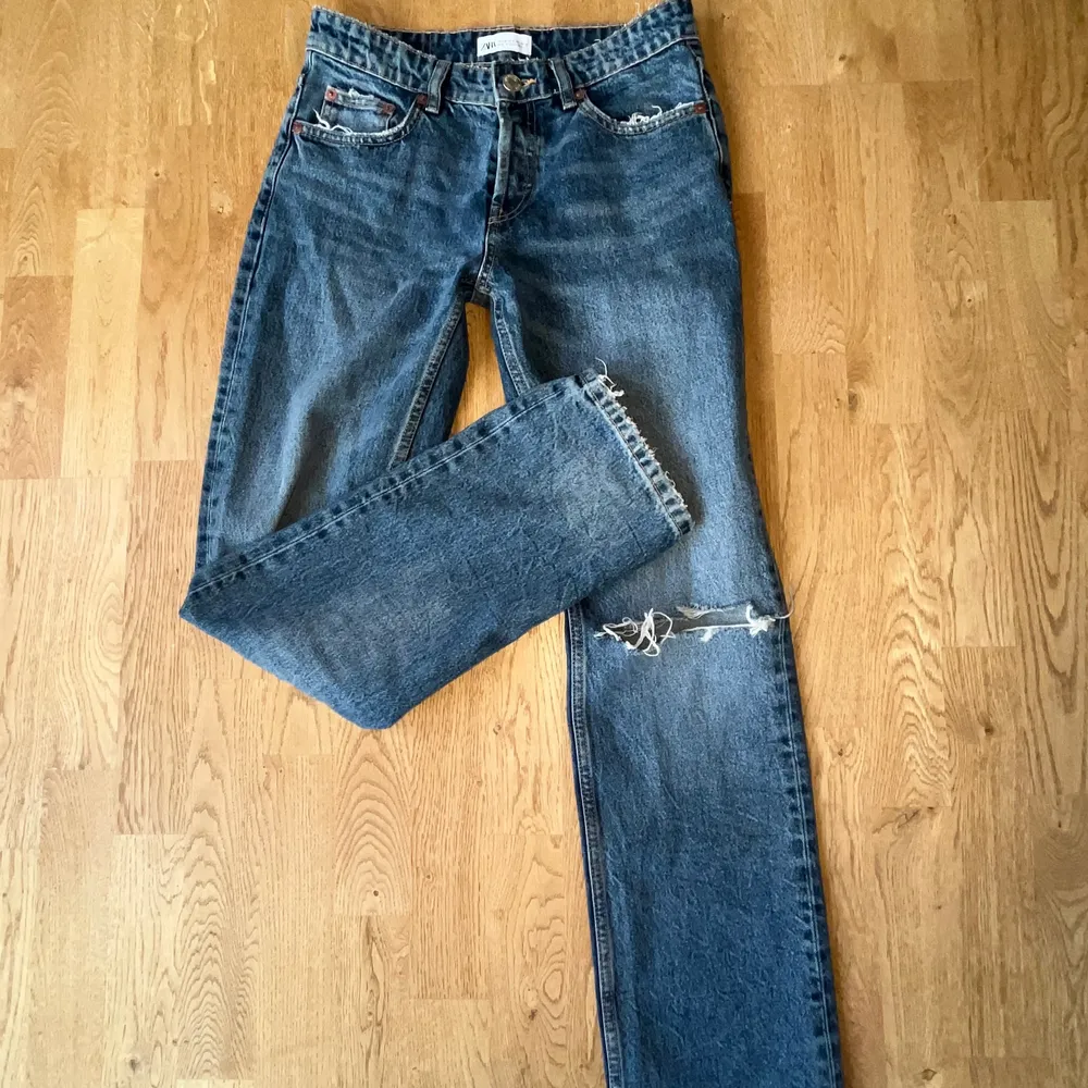 Zara jeans i midrise modell. Slutsålda och knappt använda på mig. Storlek 36🌸 frakt tillkommer. Tryck inte på ” köp direkt” !!!. Jeans & Byxor.