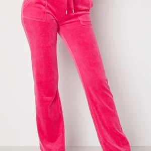 Juicy couture - Säljer nu mina JC byxor pågrund av att jag vill köpa nya, köptes även här på Plick. Priset beror av få defekter på byxorna, dom är även uppsydda så dom passar perfekt om man är lite kortare typ 150-167 💞