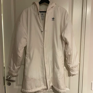 Adidas jacka - Superfin adidas jacka med foder Storlek L men passar fint till de som har S/M om man vill ha den oversized.  66kr spårbar frakt 🚚 